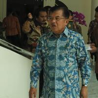 kalla-singgung-ribut-senjata-dan-nonton-film