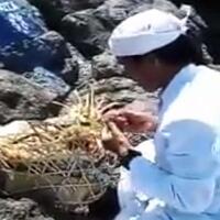 lagi-dua-warga-nekat-naik-ke-puncak-gunung-agung