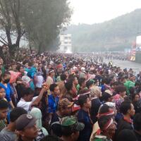 sempat-hujan-warga-tetap-antusias-saksikan-puncak-hut-ke-72-tni