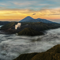 menikmati-indahnya-matahari-terbit-gunung-bromo