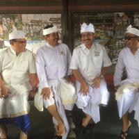 menpar-menunjukkan-bali-aman-dengan-datang-ke-pura-besakih