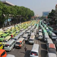 aksi-mogok-angkot-pemkot-bandung-ajak-warga-beri-tumpangan