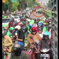 aksi-kocak-bikers-gotong-royong-angkat-motor-keluar-busway