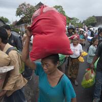 ratusan-warga-terdampak-erupsi-gunung-agung-mengungsi-ke-lombok