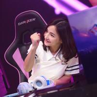 wow-gamer-cantik-asal-cina-ini-bergaji-35-miliar-lho