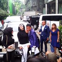 geli-dirangkul-hotman-paris-syahrini-aduh-lelaki-ini-ya