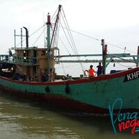 petugas-amankan-kapal-ikan-asing-berbendera-malaysia-di-perairan-aceh