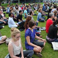 apa-yang-membuat-orang-barat-tertarik-pada-agama-buddha