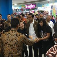 jokowi-jadi-rebutan-pengunjung-mal-palembang-trade-center