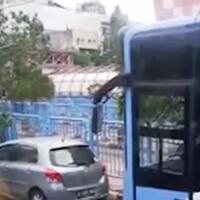 pria-ini-marah-dan-hadang-transjakarta-penumpang-bela-sopir