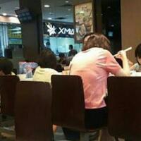 miris-pembantu-ini-hanya-bisa-berdiri-lihat-juragannya-makan-di-restoran