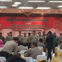 43-polisi-dan-2-tni-mendapat-penghargaan-dari-kapolri