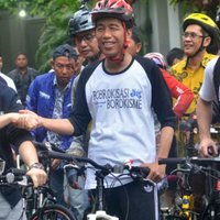 puisi-fadli-zon-sindir-jokowi-yang-suka-bagi-bagi-sepeda