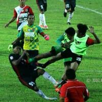 sepak-bola-atau-mma-begini-momen-adu-jotos-saat-laga-psbk-vs-persewangi