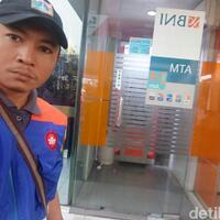 fakta-foto-viral-2-bocah-yang-tidur-di-atm-galur-jakpus