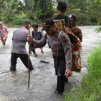 salut-pak-polisi-ini-gendong-warga-yang-sakit-di-pedalaman-sulteng