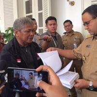 ucapkan-selamat-warga-beri-buku-1-juta-tanda-tangan-ke-anies
