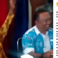 kocak-nenek-ini-kaget-saat-foto-e-ktp-di-kelurahan