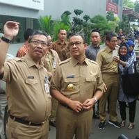 canggungnya-anies-sandi-di-hari-pertama-jadi-pejabat-pemerintahan