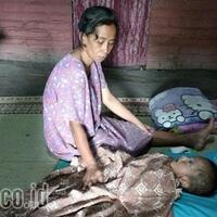 kisah-tukang-rongsokan-11-tahun-merawat-anaknya-yang-tergolek-di-kasur