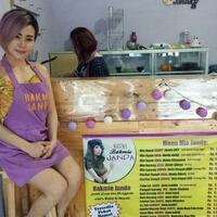 pemilik-kedai-bakmi-janda-ini-seksi-ternyata-eks-model