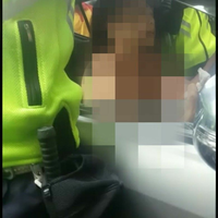 emak-emak-topless-seruduk-bajaj-dan-taksi-polisi-dia-sakit