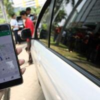 taksi-online-diwajibkan-memakai-stiker-khusus