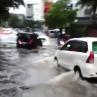 banjir-25-cm-di-kemang-satu-mobil-mogok
