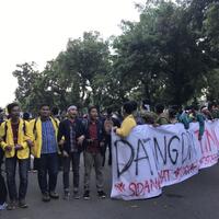pedemo-masih-bertahan-di-depan-istana