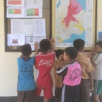 anak-pengungsi-gunung-agung-kerja-bakti-di-pos-pantau