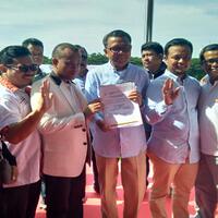 nurdin-abdullah-unjuk-tiket-koalisi-empat-parpol-di-pilgub-sulsel