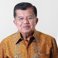 usai-hadiri-ktt-d-8-jusuf-kalla-umrah-ke-tanah-suci