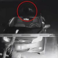 mobil-ini-jalan-sendiri-tanpa-ada-sopir--sosok-ini-terekam-kamera-cctv