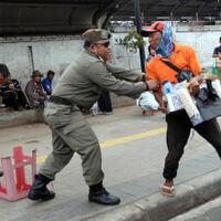 dirazia-satpol-pp-pkl-tanah-abang-kocar-kacir