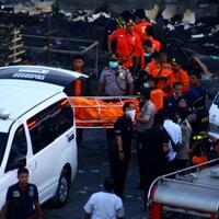 keluarga-korban-ledakan-pabrik-harus-menunggu-seminggu