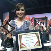 zilvia-iskandar-pemenang-kategori-presenter-berita-di-anugerah-kpi-2017