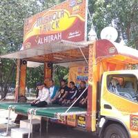 owner-ayam-bakar-wong-solo-modifikasi-truk-jadi-mushala-kelilling