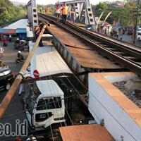 truk-kontainer-tersangkut-jembatan-rel-ka-di-malang-perjalanan-3-kereta-terganggu