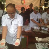 polisi-sita-110-ton-diduga-pupuk-palsu-di-bekasi
