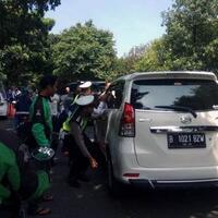 pengemudi-xenia-tancap-gas-saat-dihadang-razia-polisi-di-tangerang