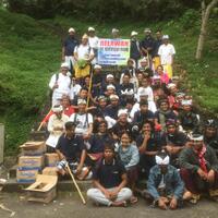 253-warga-bali-nekat-sembahyang-di-puncak-gunung-agung