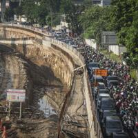 kepadatan-lalu-lintas-kendala-proyek-underpass-mampang-kuningan