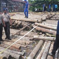 polisi-buru-pemilik-1000-kayu-mengapung-di-sungai-landak