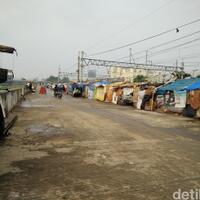 gubuk-liar-menjamur-di-kanal-barat-tanah-abang