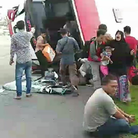 akibat-sopir-ugal-ugalan-bus-murni-terbalik