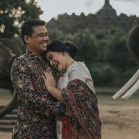 5-pria-berbadan-kekar-bertelanjang-dada-datangi-gedung-pernikahan-kahiyang-ayu