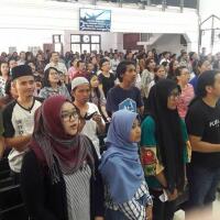 anak-anak-muda-berjilbab-ikut-ibadah-di-gereja-di-gresik