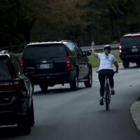 publik-as-galang-rp-6775-juta-bagi-wanita-yang-acungkan-jari-tengah-ke-mobil-trump