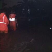 jatipadang-masih-banjir-warga-bertahan-di-pengungsian