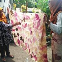 inspiratif-warga-di-sleman-ini-gunakan-daun-asli-sebagai-motif-batik